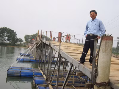 Ông Bôn trên mé cầu phao tự tay mình xây dựng