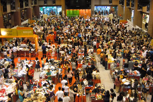  Các trung tâm mua sắm ở Singapore lúc nào cũng đông khách. Ảnh: VTV