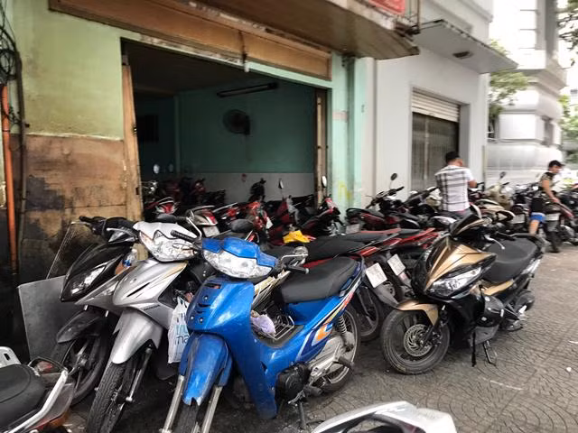 Dẹp bãi xe vỉa hè, ông Đoàn Ngọc Hải ủng hộ dịch vụ giữ xe trong nhà ảnh 1