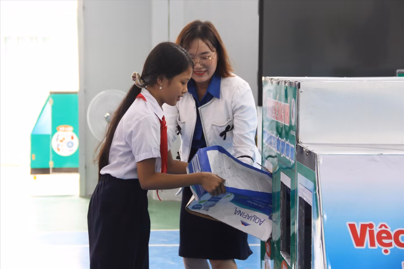 Xe “xin” rác được triển khai ở trường Tiểu học ở Đà Nẵng giúp học sinh hình thành ý thức phân loại rác, bảo vệ môi trường. Ảnh: Giang Thanh
