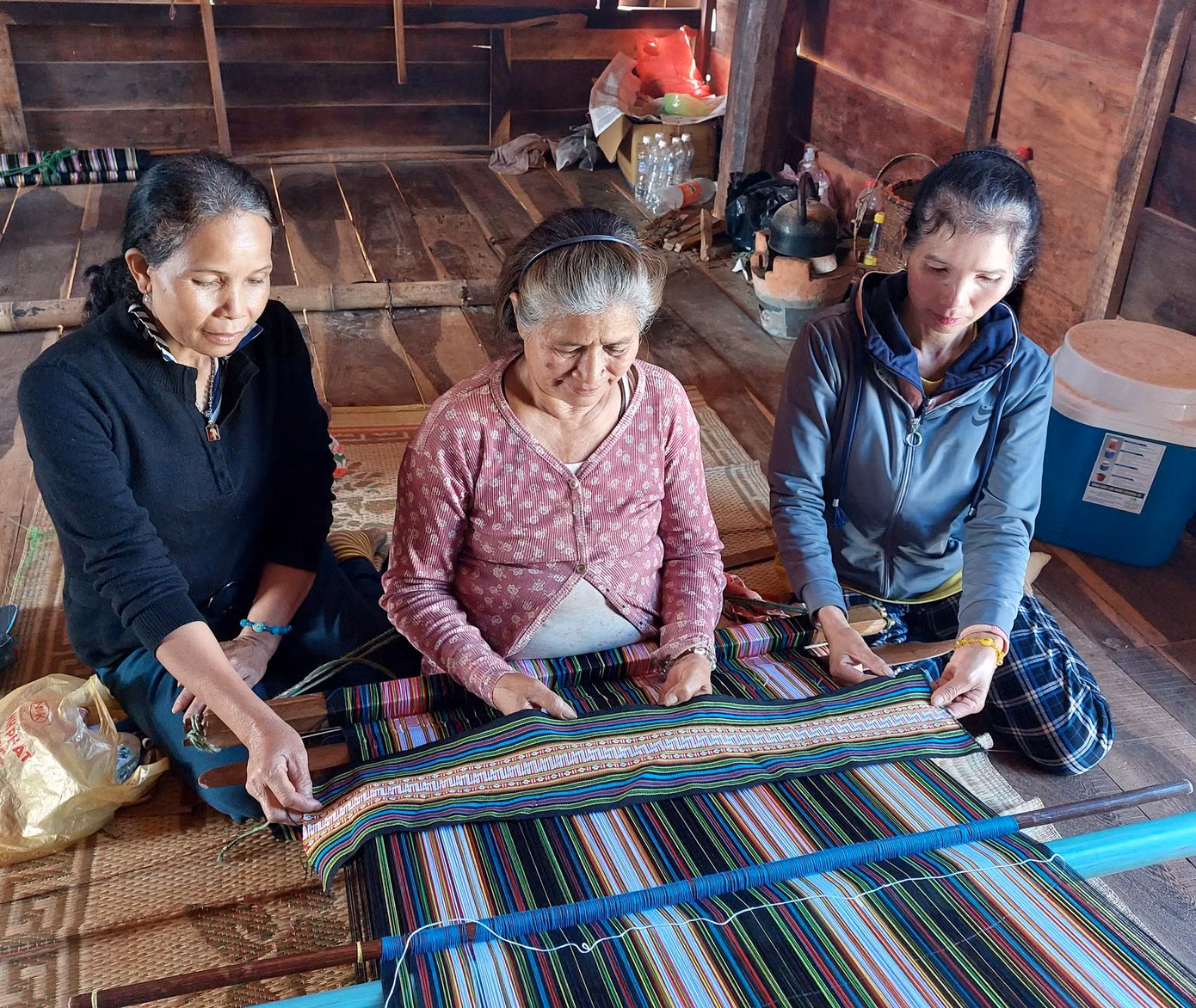 Bà H’Rưm (giữa) thành thục các kỹ thuật dệt