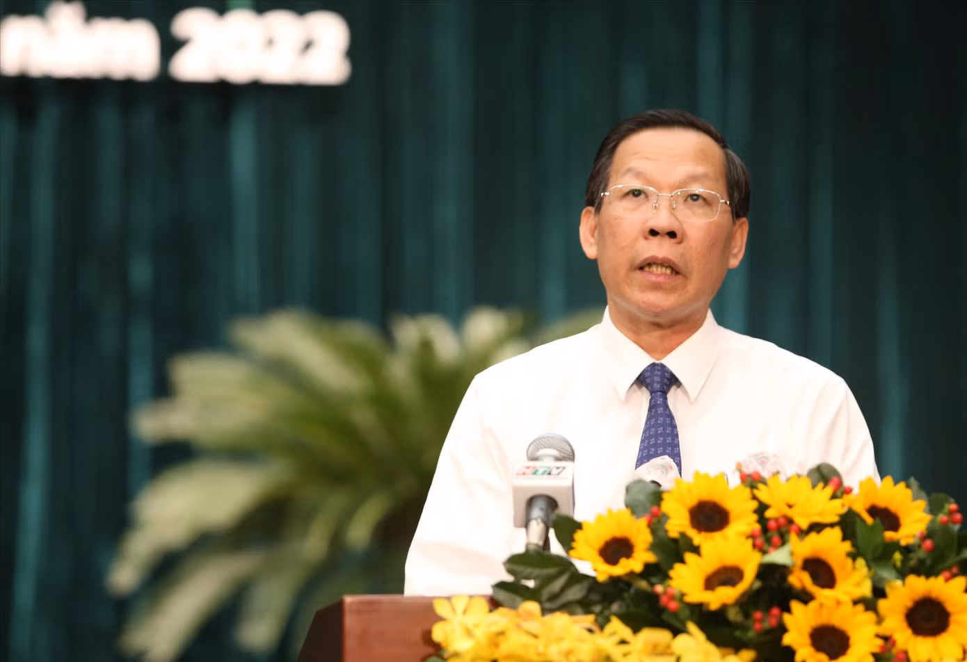 Chủ tịch UBND TPHCM Phan Văn Mãi trả lời chất vấn tại kỳ họp. Ảnh: NGÔ TÙNG