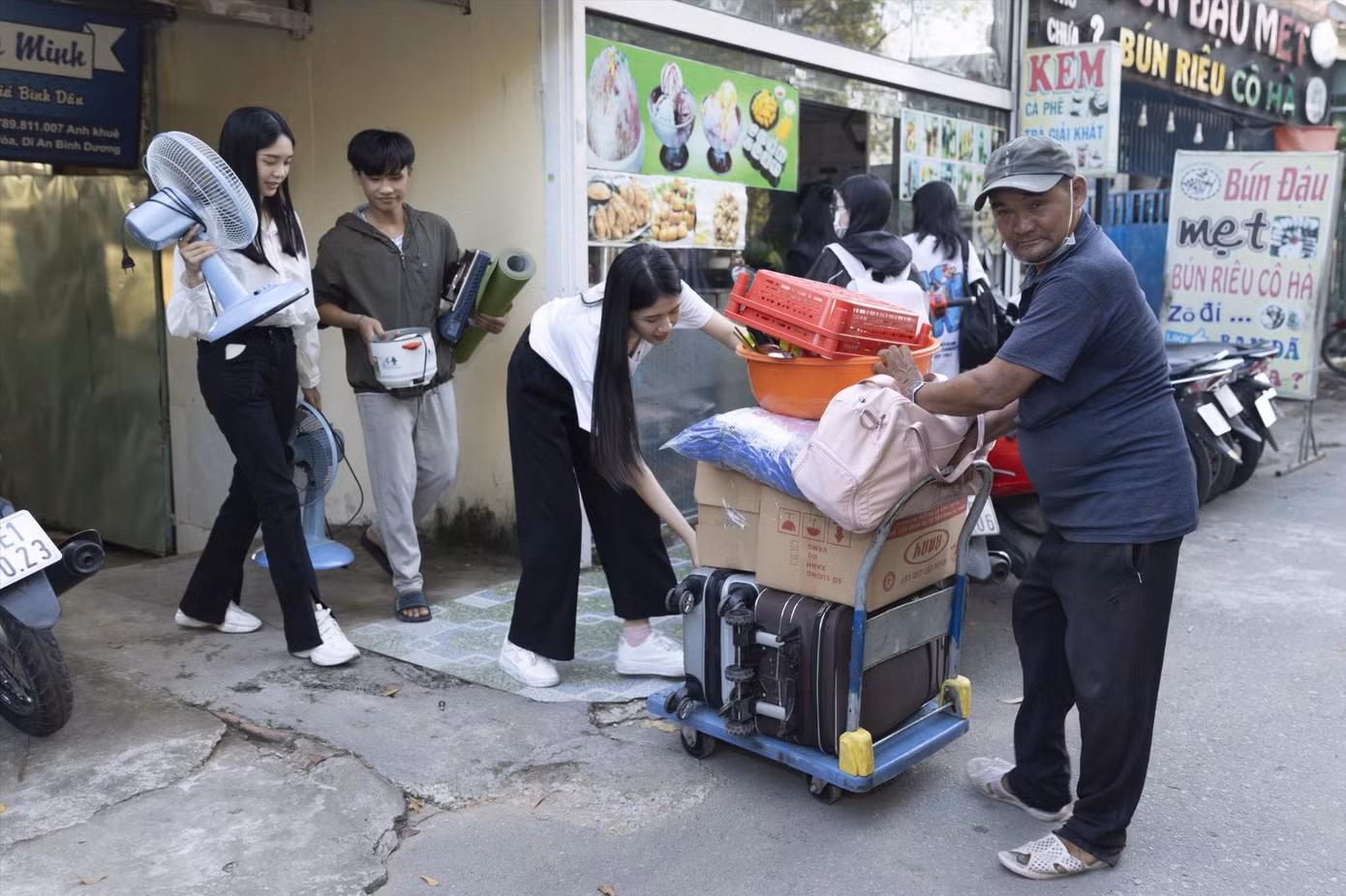 Phạm Thị Hồng Thắm (SBD 101) và Đỗ Trần Ngọc Thảo (SBD 234) tìm gặp chú Minh “cô đơn” - người đàn ông chuyên bơm vá, sửa xe, chạy ba gác chở đồ miễn phí cho những người gặp sự cố