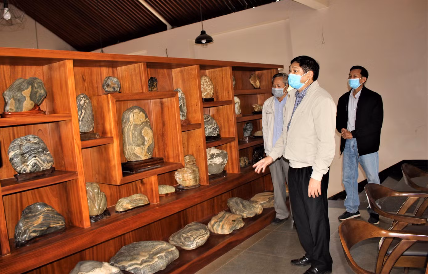 Ông Hiền (trước) giới thiệu đá Suiseki