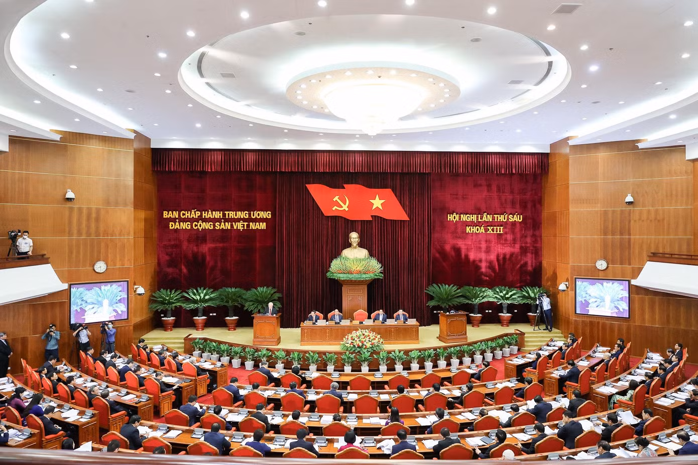 Tại Hội nghị lần thứ sáu, Trung ương thống nhất cho 3 ủy viên thôi tham gia Ban Chấp hành Trung ương Đảng khóa XIII