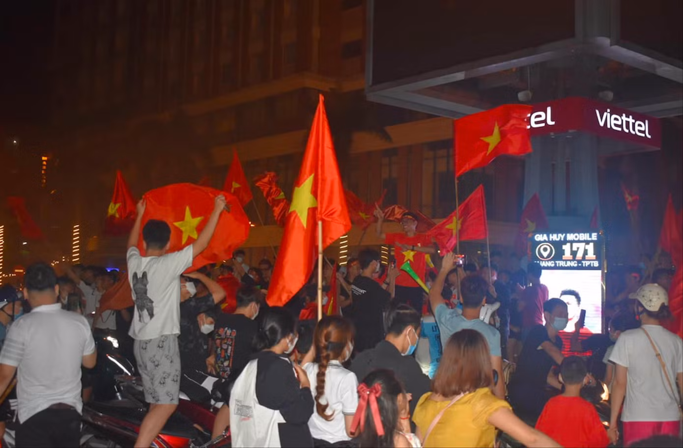 Người dân Thái Bình xuống đường ăn mừng chiến thắng của đội tuyển U23 Việt Nam. Ảnh: Hoàng Long