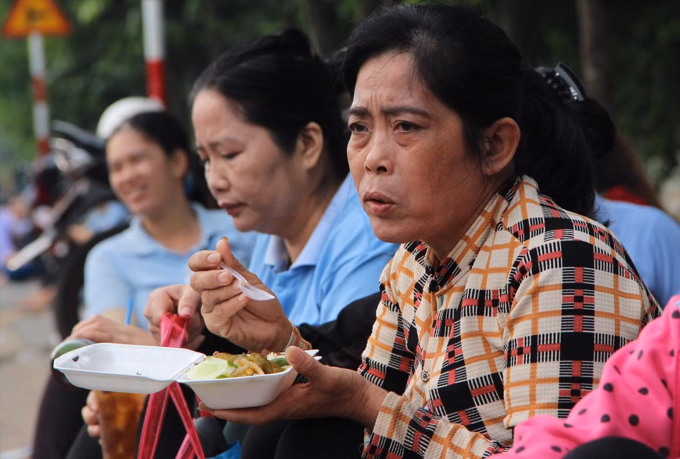 Người lao động cần được quan tâm tạo việc làm, thu nhập. Ảnh: H.C