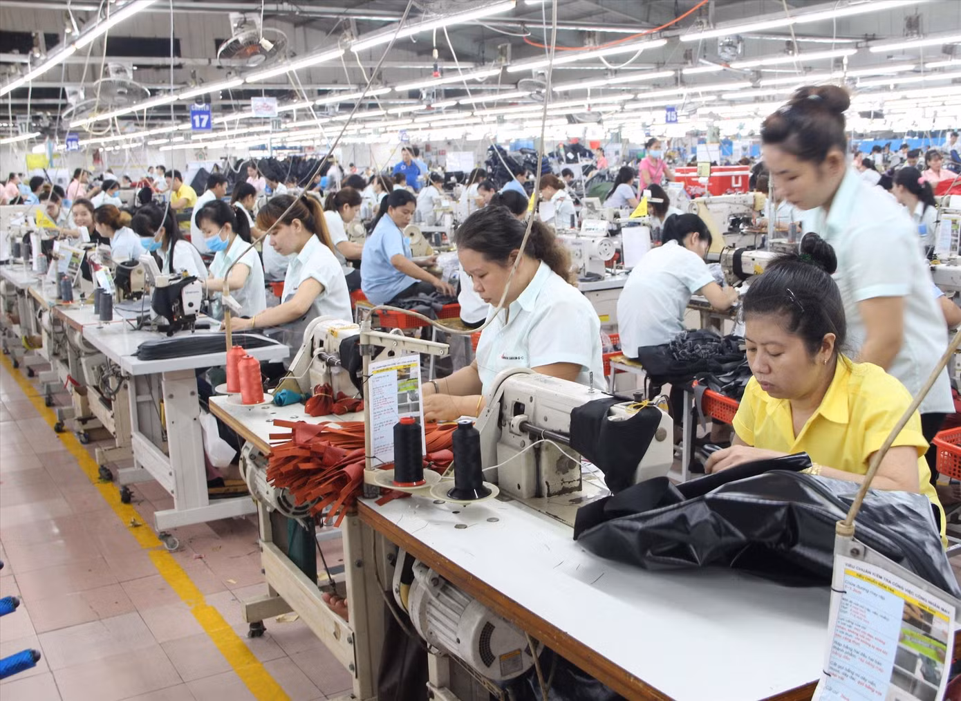 Cuối năm nhiều lao động bị giảm thu nhập, giảm giờ làm. Ảnh: Hương Chi