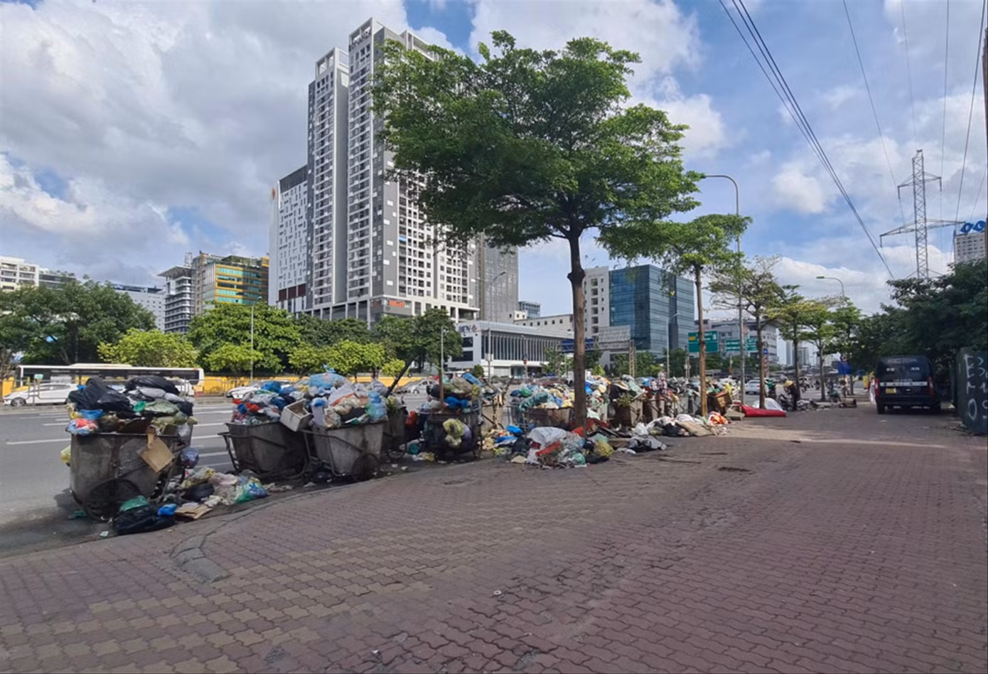 Rác ngập đường phố Hà Nội do quá tải bãi rác Nam Sơn