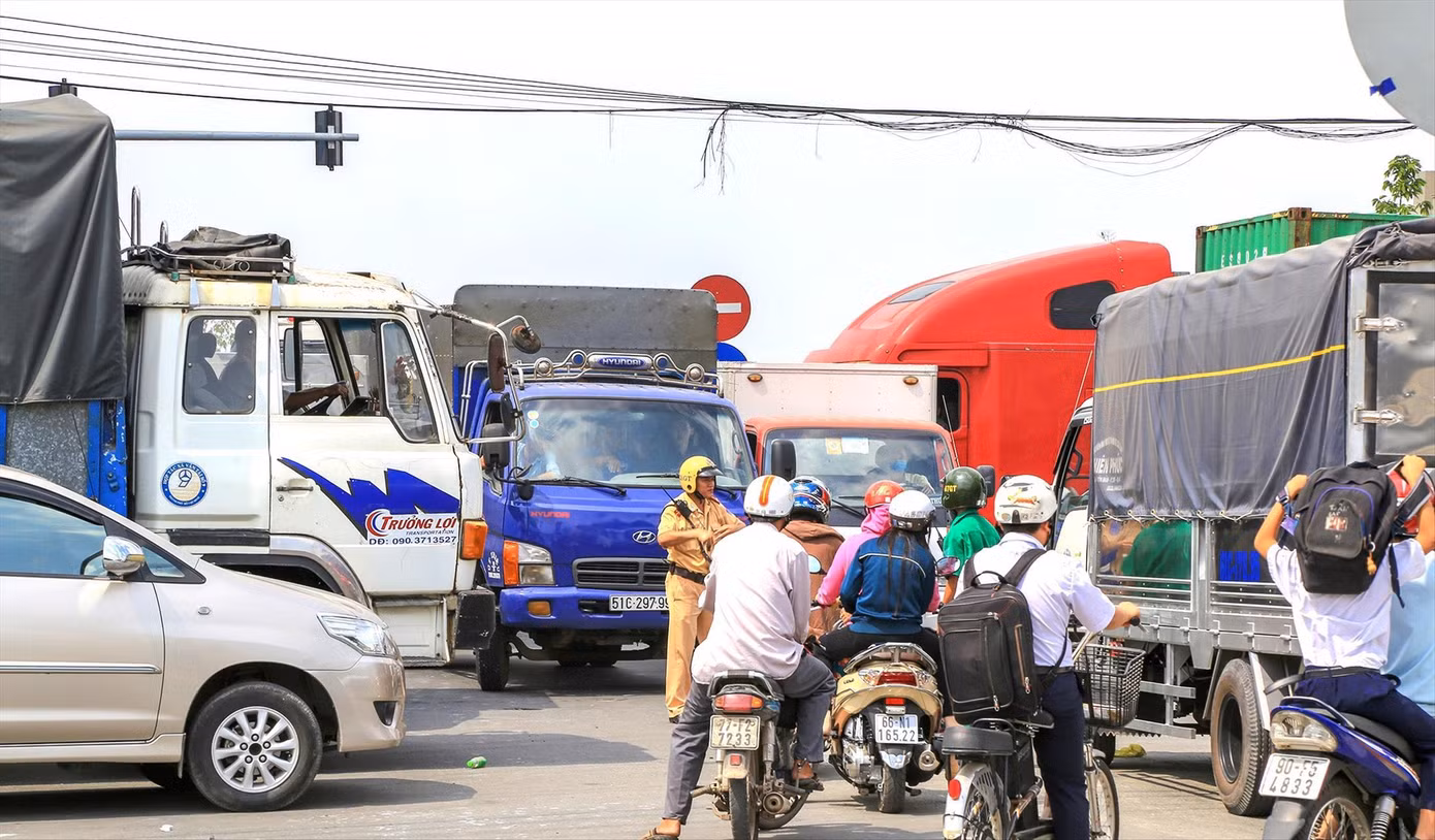 Tuyến đường Mỹ Phước - Tân Vạn ở Bình Dương ùn tắc giờ cao điểm. Ảnh: H.C