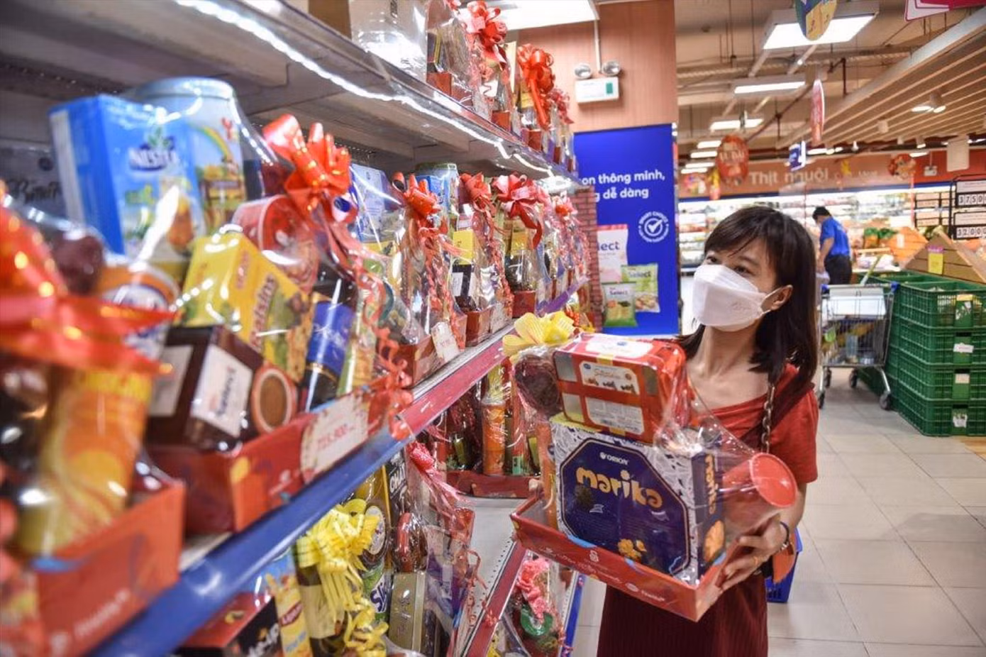 Hàng Tết phong phú chờ khách mua