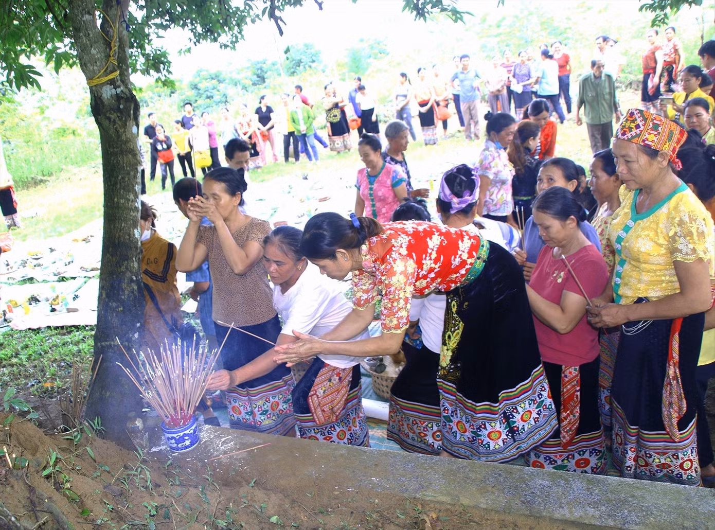 Người dân thắp hương cầu khấn dưới gốc “Pủ Xừa”