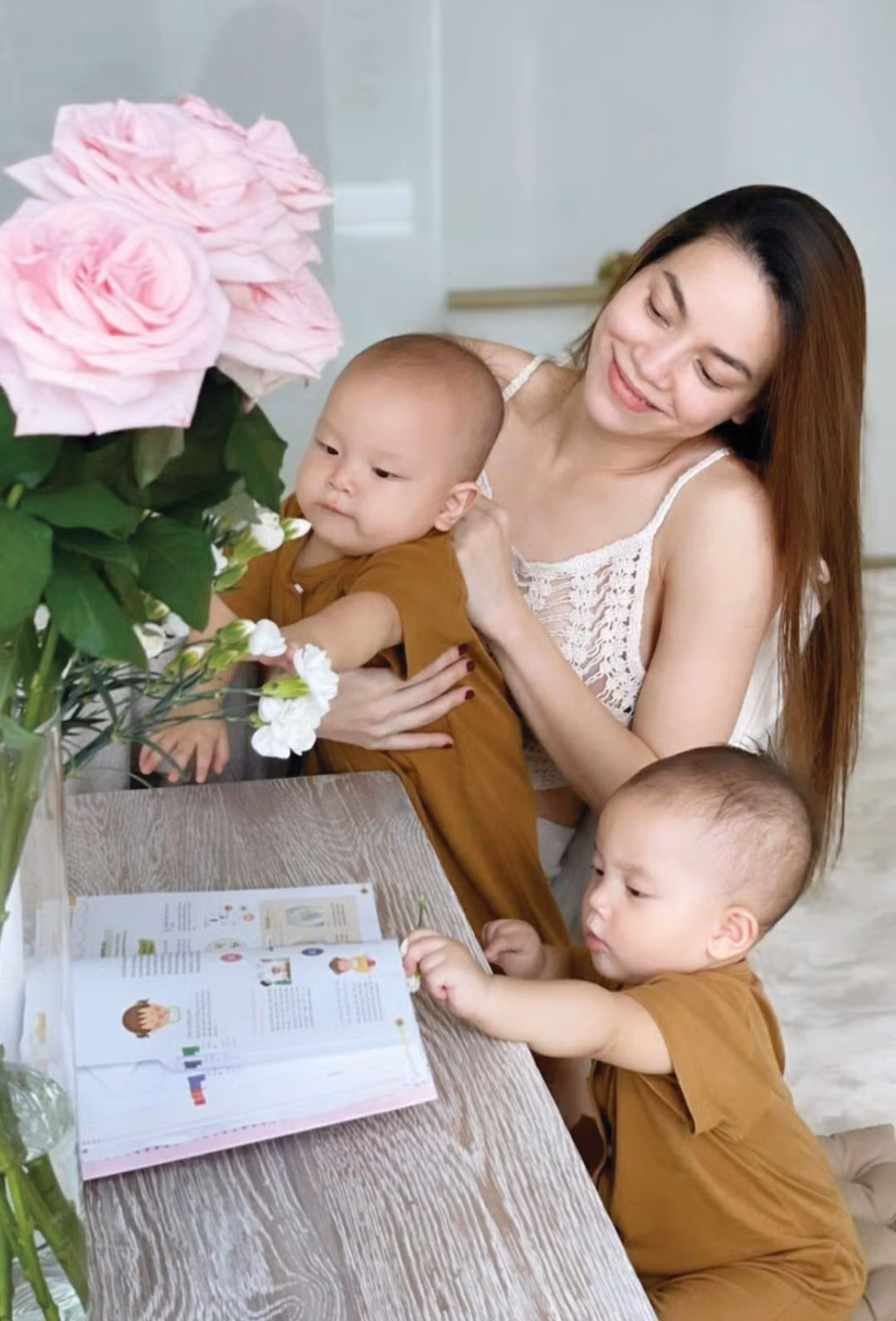 Hồ Ngọc Hà luôn có ý thức rèn ngôn ngữ mẹ đẻ cho các con