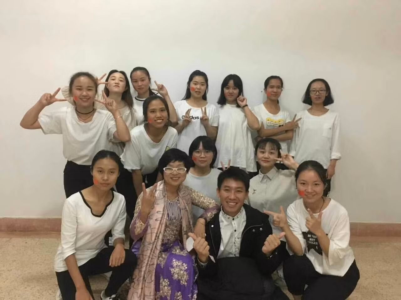 Giảng viên Mai Quyên (áo dài) trong ngày nhà giáo ở Trung Quốc