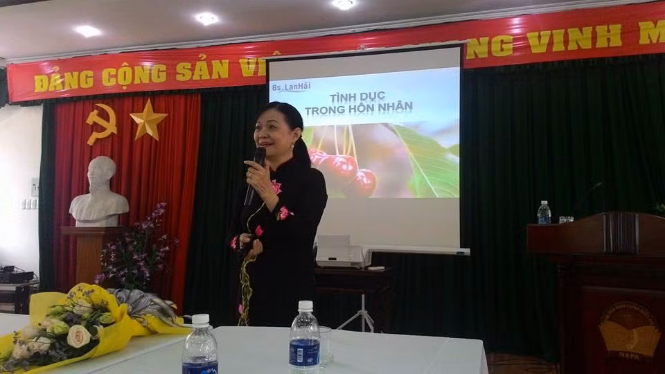 BS. Lan Hải trao đổi với chị em Học viện hành chính TPHCM nhân ngày 20/10 về chủ đề “Tình dục trong hôn nhân”