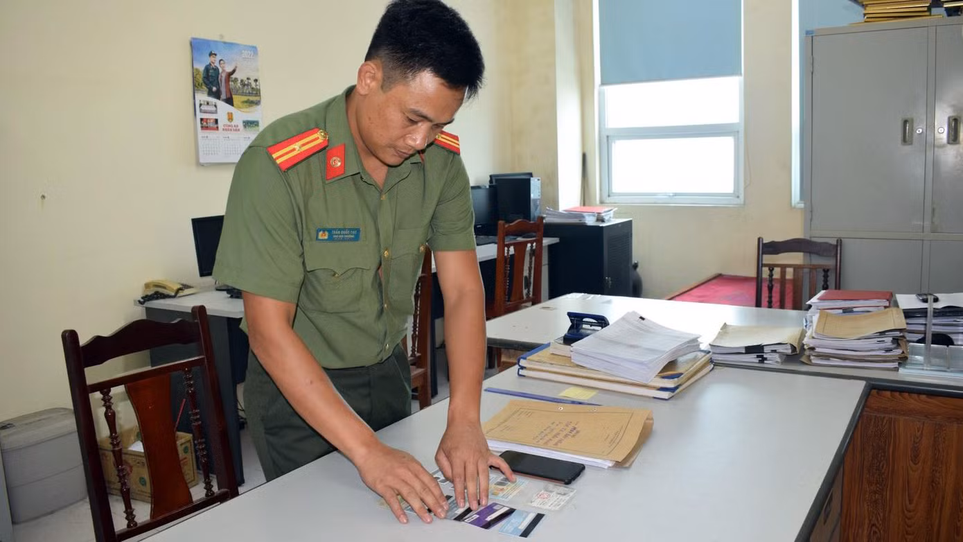 Cảnh sát thu giữ một số tang vật liên quan vụ án.