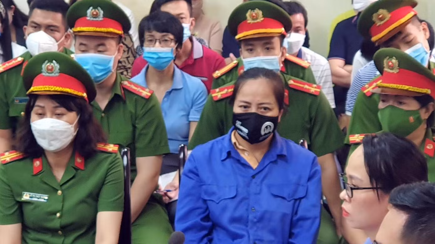 Nữ bị cáo tại tòa.
