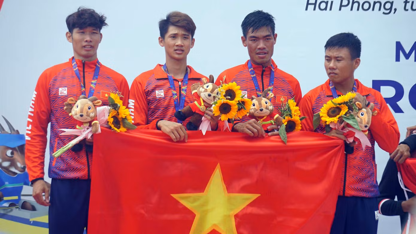 Bốn VĐV nam Việt Nam gồm: Võ Như Sang, Hoàng Văn Đạt, Phạm Chung và Vũ Ngọc Khánh giành HCB nội dung thuyền 4 nam hạng nhẹ 1 mái chèo với thành tích 6 phút 52 giây 879.