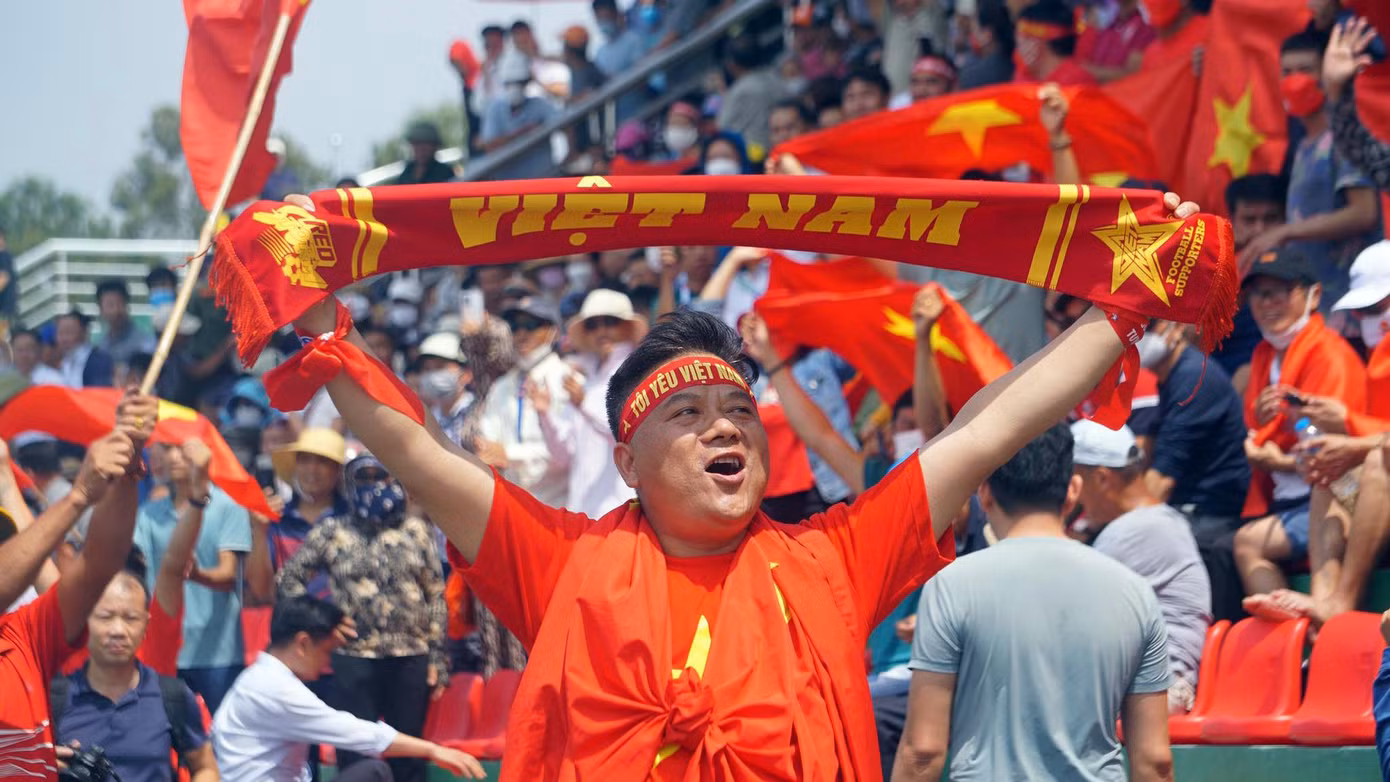 Nhiều cổ động viên nhiệt thành căng băng rôn, gõ trống khuấy động trên khán đài.