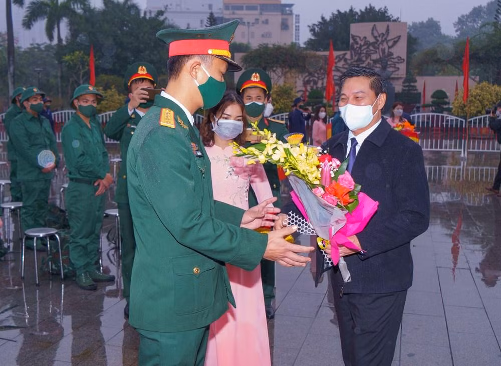 Ông Nguyễn Văn Tùng - Chủ tịch UBND TP Hải Phòng tặng hoa chúc mừng, động viên các tân binh nhập ngũ.