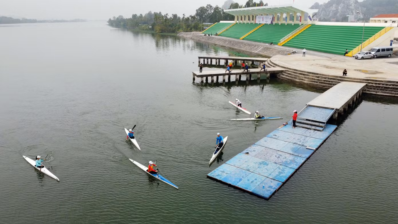 Theo ghi nhận của phóng viên, hàng chục vận động viên, huấn luyện viên đội tuyển đua thuyền quốc gia Việt Nam đã tập trung tại Khu huấn luyện thành phố Hải Phòng để tập luyện, chuẩn bị cho kỳ Seagame tới.