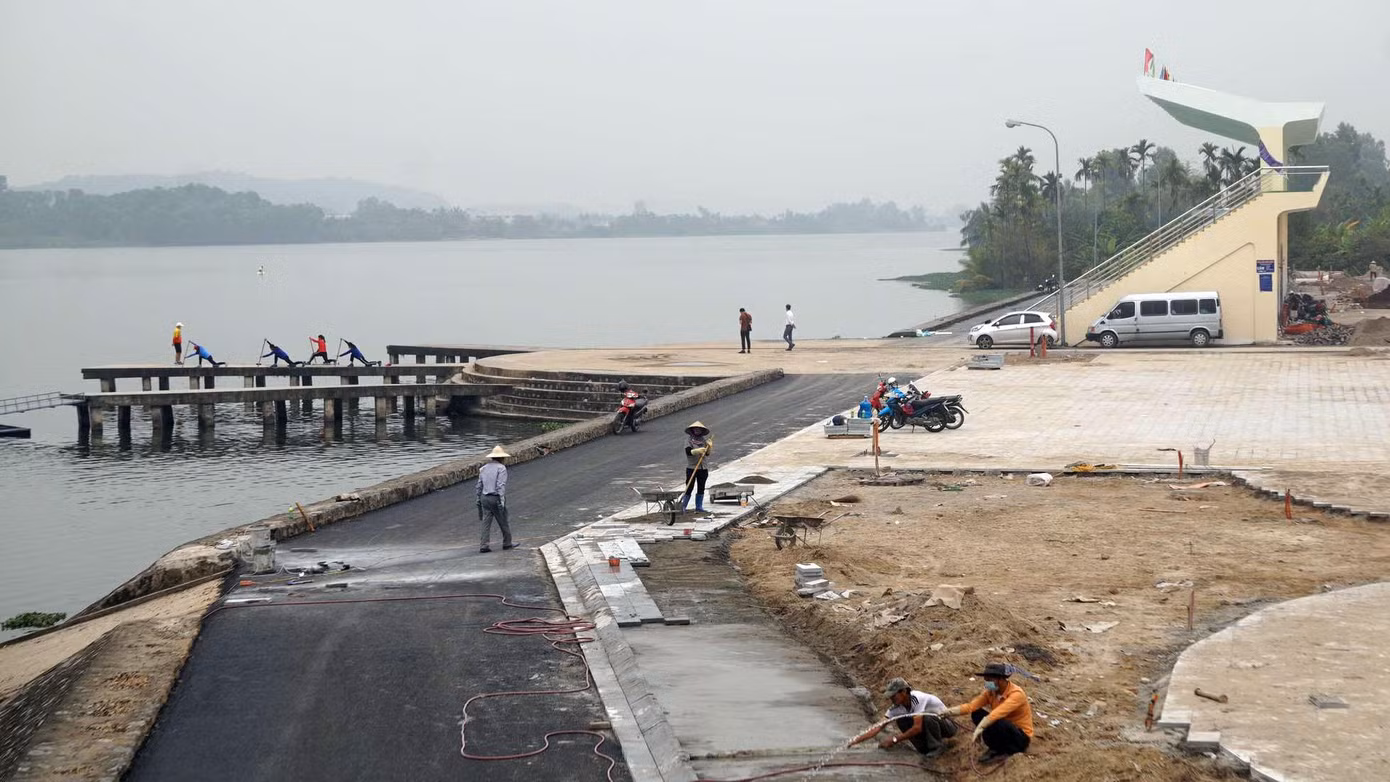 Đến nay, dự án này đã cơ bản hoàn thành gần 80% các hạng mục. Đơn vị thi công đang hoàn thiện một số hạng mục vỉa hè, trang trí cây xanh, hoa trong khuôn viên khu vực huấn luyện, thi đấu.