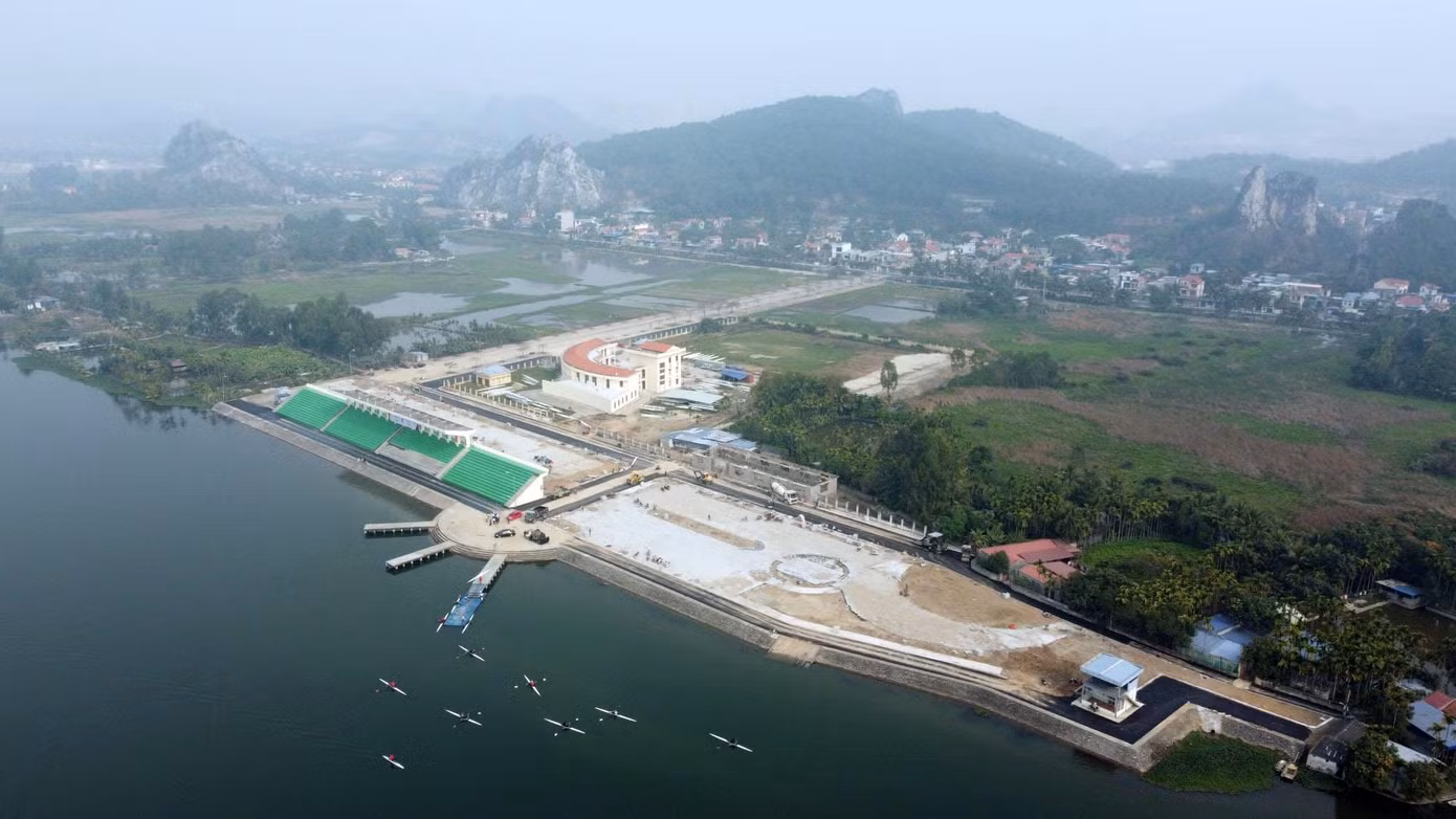 Khu huấn luyện đua thuyền TP Hải Phòng trên sông Giá thuộc thị trấn Minh Đức (huyện Thủy Nguyên), là địa điểm đăng cai tổ chức thi đấu các nội dung đua thuyền (canoeing/kayak và rowing) trong kỳ Seagame 31 được tổ chức tại Việt Nam vào tháng 5 tới.
