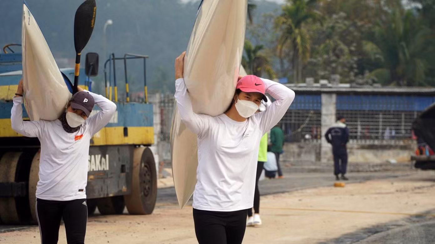 Sau mỗi buổi tập trên sông, vận động viên chủ động đưa thuyền của mình về khu nhà chức năng trong khu huấn luyện.