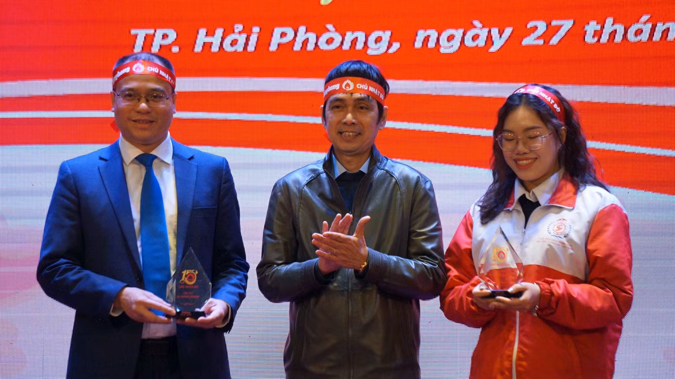 Nhân dịp này, Ban tổ chức Chủ nhật Đỏ lần thứ XV, năm 2023 đã tặng kỷ niệm chương cho tập thể và cá nhân tiêu biểu của Trường Đại học Hàng hải Việt Nam vì đã có những đóng góp trong công tác tổ chức, vận động hiến máu cứu người.