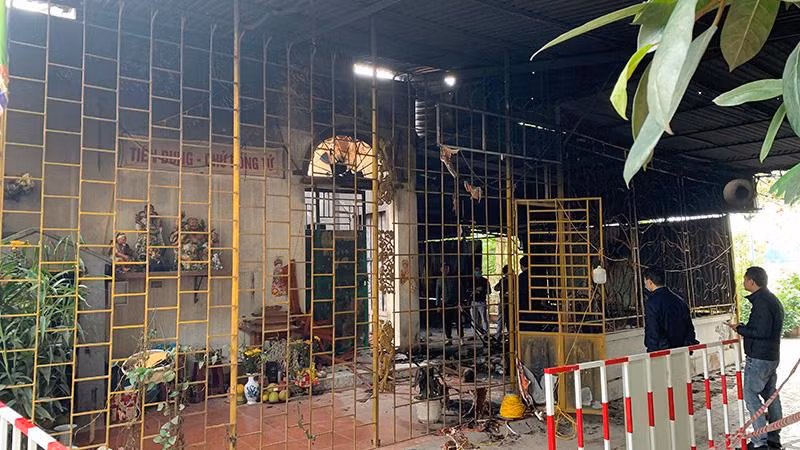 Lực lượng chức năng khám nghiệm, điều tra vụ hỏa hoạn khiến 2 người tử vong ở Hưng Yên.