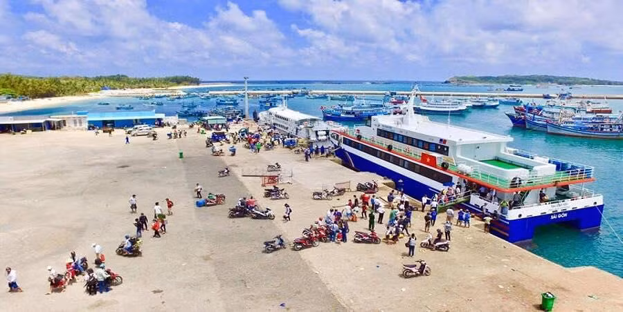 Tàu khách trên tuyến Phan Thiết-Phú Quý chỉ bán vé và cho lên tàu những người đang sinh sống trên địa bàn huyện Phú Quý.