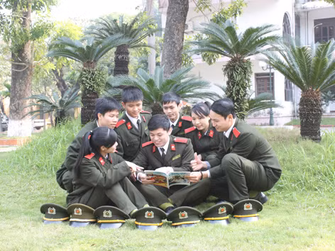 Chu Đức Thùy (ngoài cùng bên phải) cùng nhóm nghiên cứu khoa học