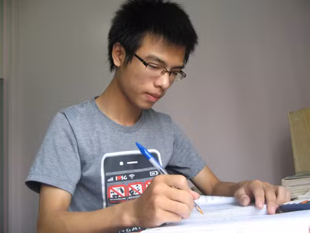 Quyết đang xem lại bài trước ngày thi