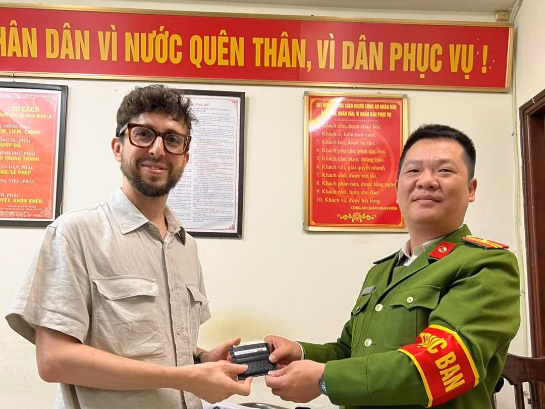 Anh Tucci Fabrizio nhận lại số tài sản thất lạc.