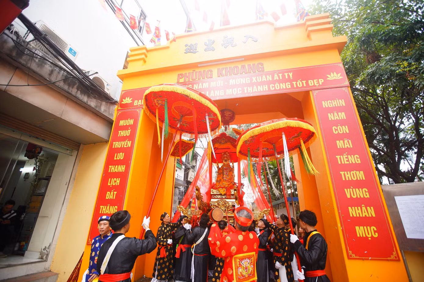 Lễ hội 5 làng Mọc xưa gồm các làng Giáp Nhất, Chính Kinh, Cự Lộc, Quan Nhân và Phùng Khoang; sau Cự Lộc và Chính Kinh nhập lại thành Cự Chính nên còn bốn làng: Giáp Nhất, Cự Chính, Quan Nhân và Phùng Khoang. Lễ hội diễn ra từ ngày 10 đến ngày 12/2 (Âm lịch). Lễ rước kiệu các Thánh du xuân, thưởng lãm cảnh quan năm làng và cầu cho quốc thái dân an… vào ngày 12/2 Âm lịch. Lễ hội 5 làng Mọc là lễ hội cổ truyền có từ rất lâu đời được tổ chức 5 năm 1 lần. Mỗi lần có 1 làng đứng đăng cai chủ lễ theo thứ tự Giáp Nhất - Chính Kinh - Cự Lộc - Quan Nhân - Phùng Khoang. Năm 2021, lễ hội này được Nhà nước xếp hạng danh mục Di sản văn hóa phi vật thể Quốc gia. Năm 2025 được tổ chức tại đình Phùng Khoang.