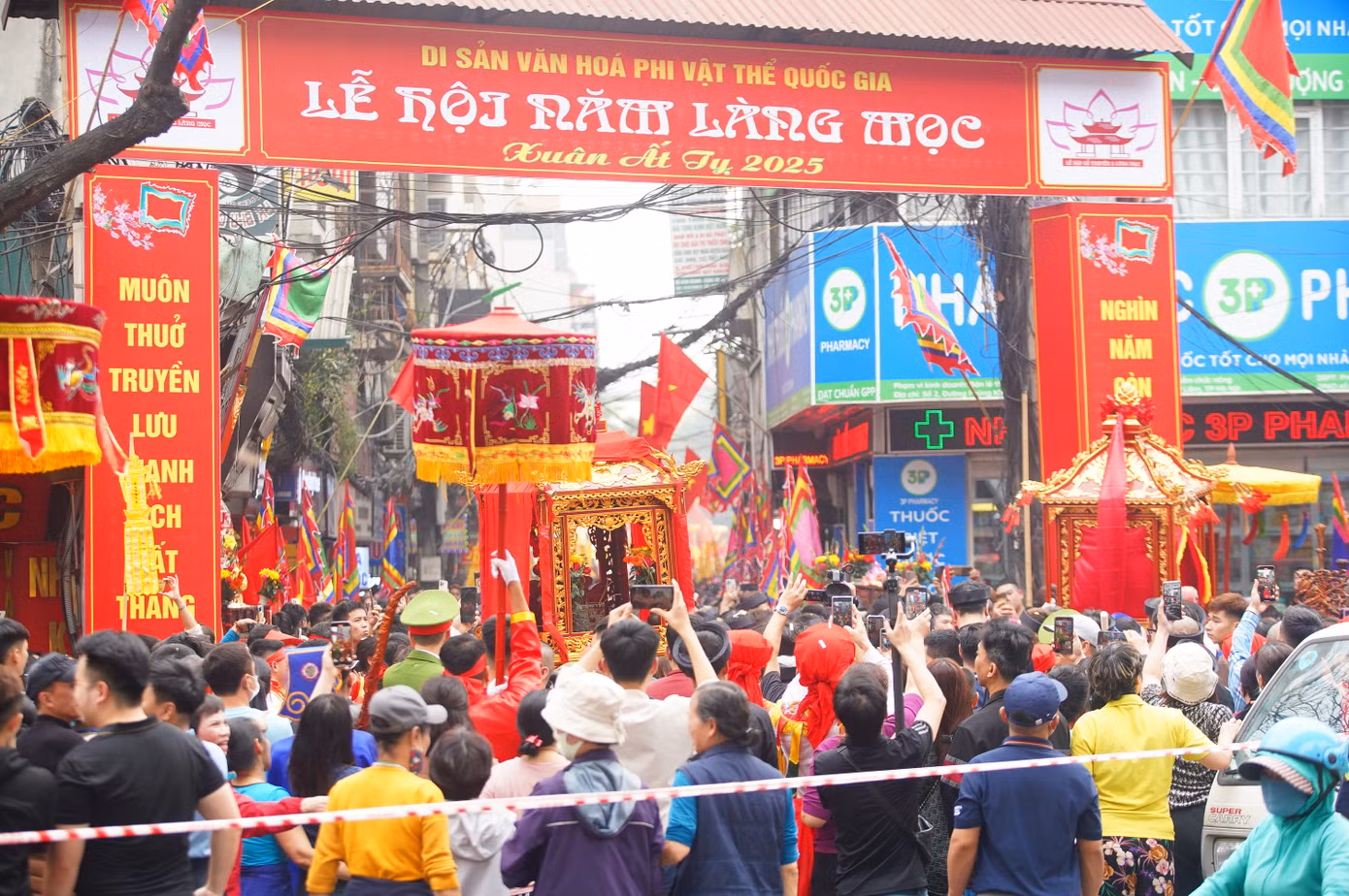 Trên đường rước kiệu về đình làng Mọc, đoàn rước kiệu đi qua nhiều phố lớn như đường Trần Phú, Nguyễn Trãi... đây là những điểm giao thông "nóng" của Thủ đô.