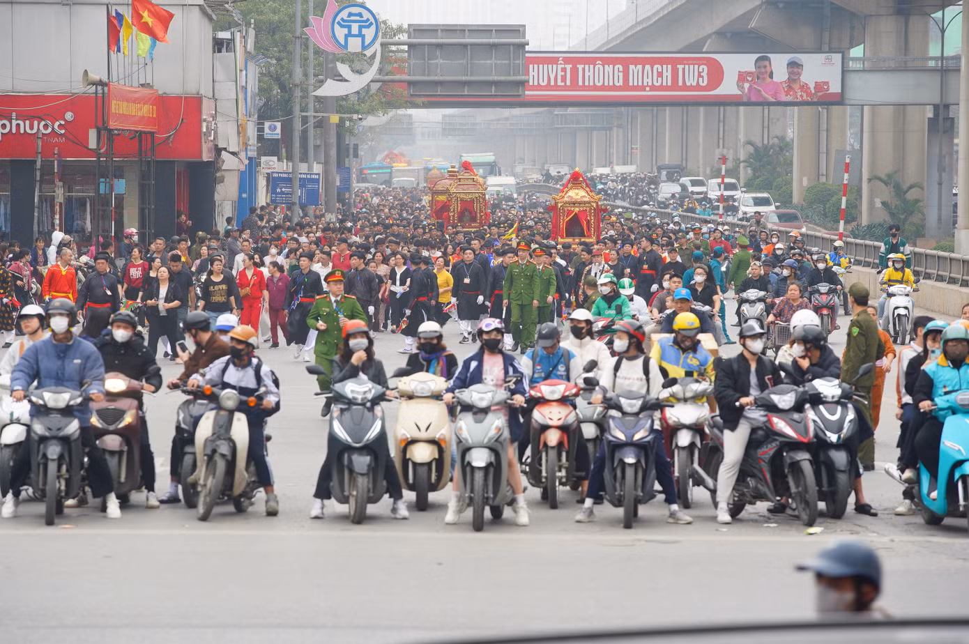 Hình ảnh đoàn rước kiệu tại nút giao ngã tư Nguyễn Trãi - Khuất Duy Tiến.