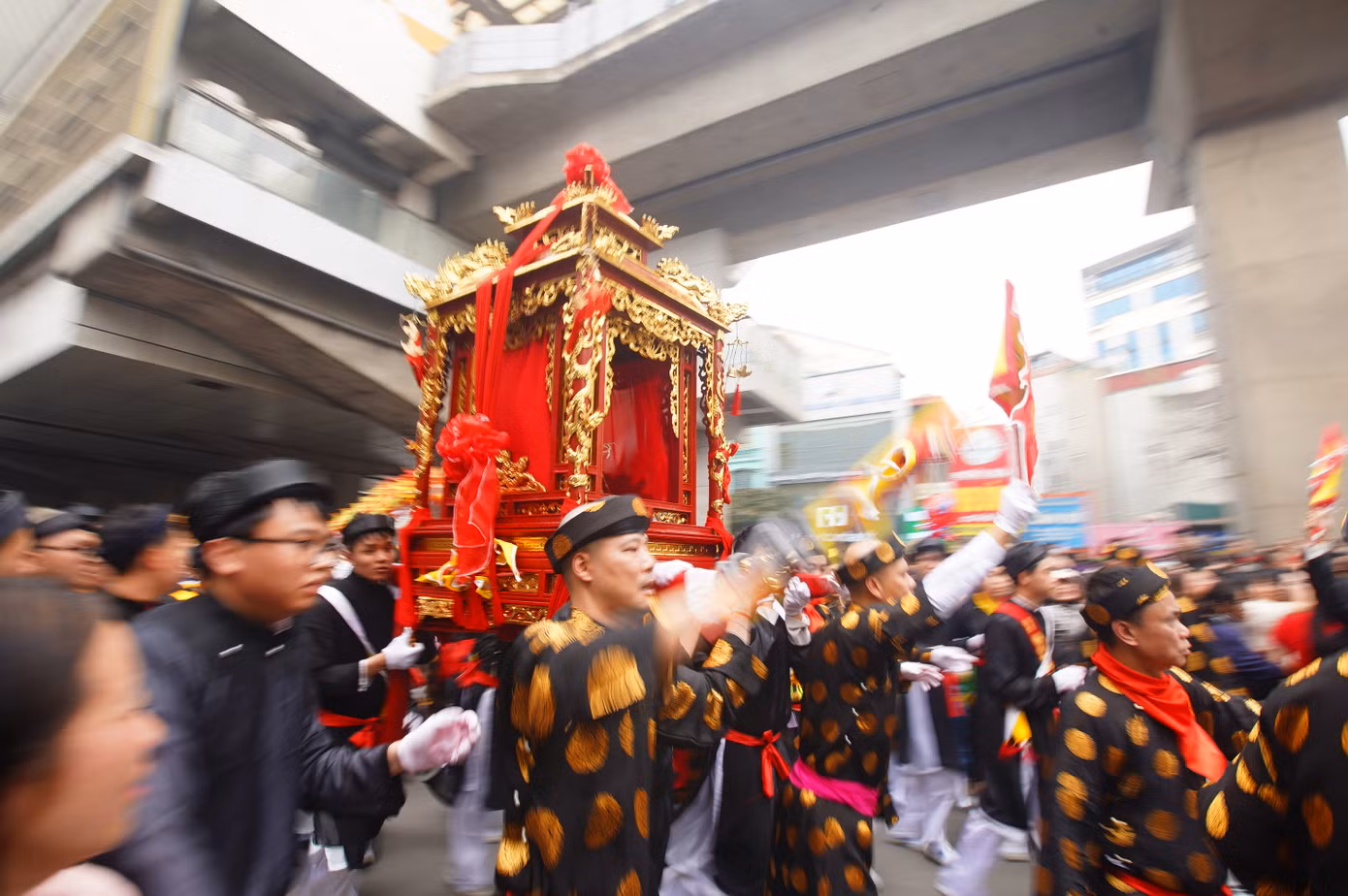 Cách một đoạn, đoàn khênh kiệu lại chạy tăng tốc. Người dân hò reo theo sau.