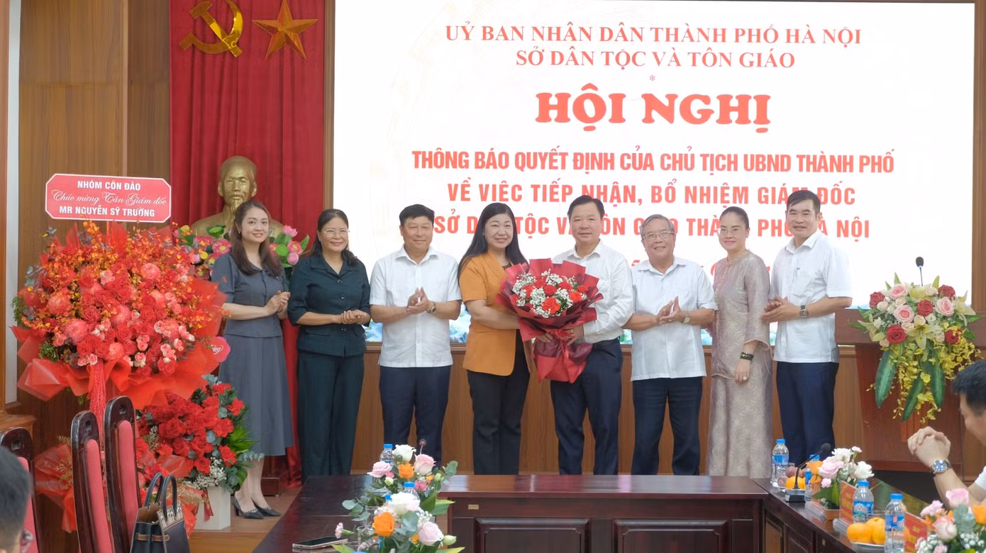 Bà Nguyễn Lan Hương, Chủ tịch Ủy ban MTTQ Việt Nam TP. Hà Nội tặng hoa chúc mừng ông Nguyễn Sỹ Trường.