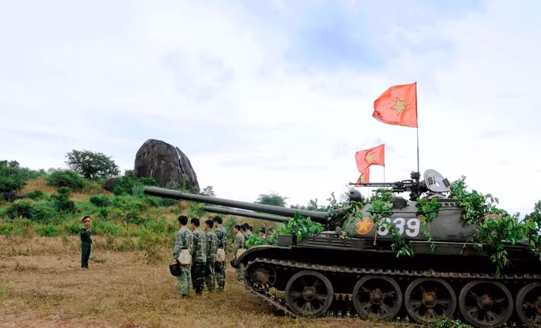 Lữ đoàn được thành lập năm 1973 (có bí danh Đoàn Sơn Lâm), lập chiến công vang dội trên mặt trận Tây Nguyên trong công cuộc giải phóng và bảo vệ tổ quốc. Các “tăng đội” tập trung trước giờ huấn luyện, phổ biến nội dung, bài tập luyện