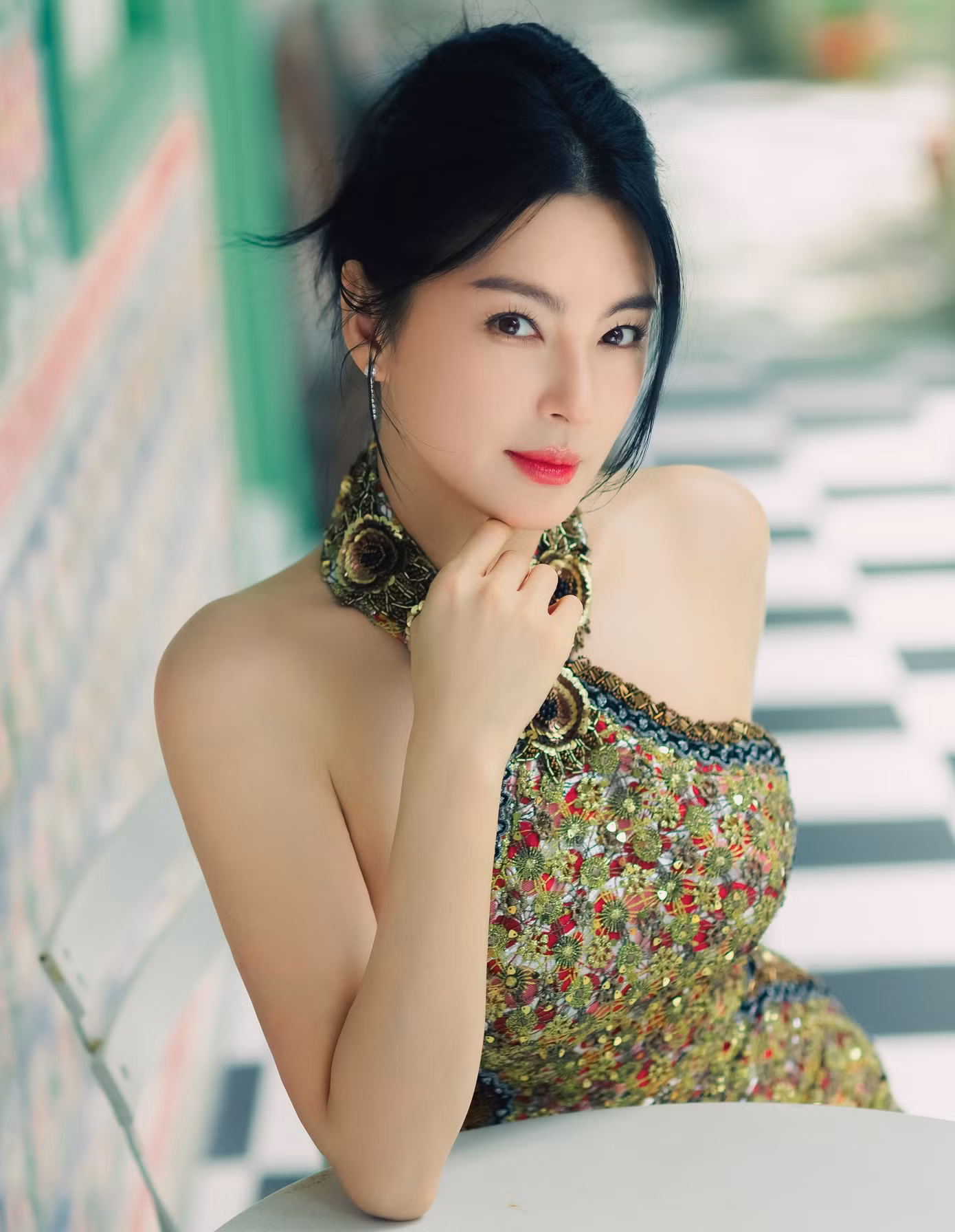 Theo Sohu, một số khán giả cho rằng Trương Vũ Kỷ là ngôi sao có khí chất mạnh mẽ, khả năng diễn xuất tốt. Do đó, cô có thể đảm nhận được nhân vật phức tạp từ ngoại hình đến nội tâm như Đông Phương Bất Bại. Bên cạnh đó, Trương Vũ Kỷ được đánh giá sẽ tạo nên phiên bản Đông Phương Bất Bại gợi cảm nhất.