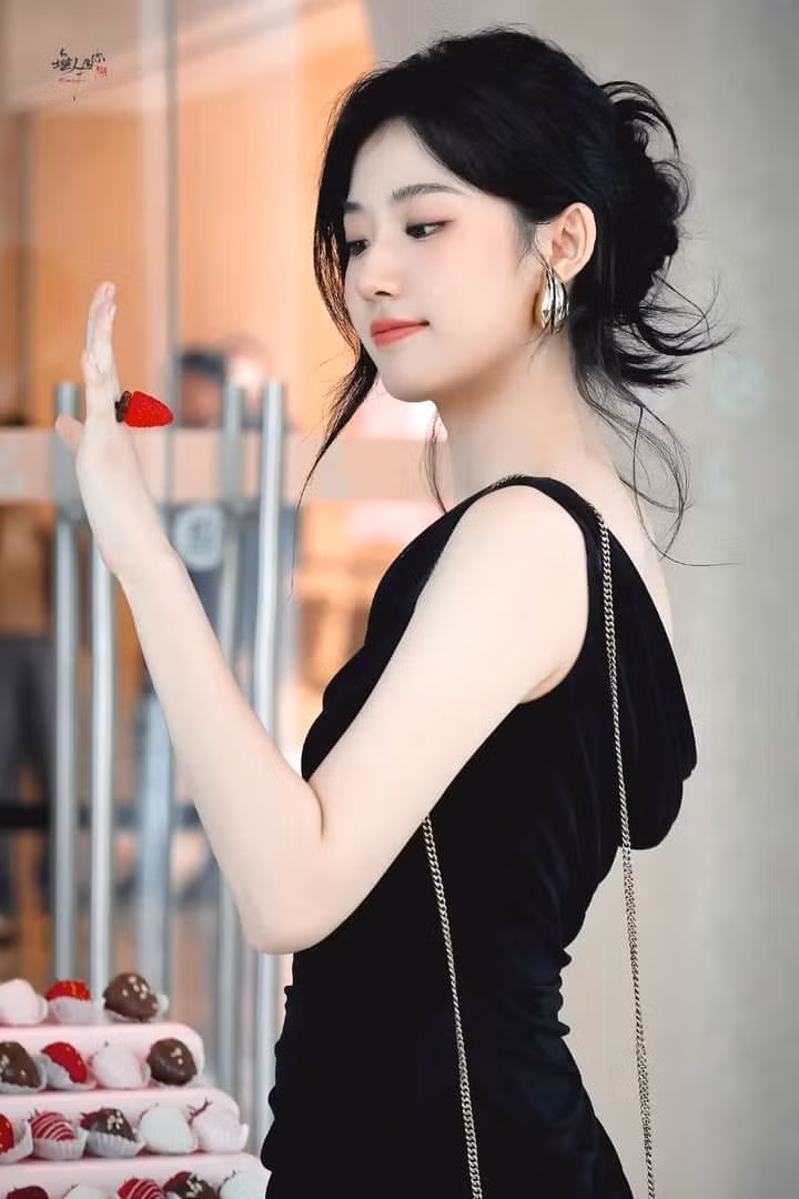 Ngày 24/4, Sohu đưa tin Lư Dục Hiểu tham gia một sự kiện thương mại và gây chú ý với ngoại hình rạng ngời. Sự tiến bộ về phong cách thời trang của Lư Dục Hiểu nhận được nhiều lời khen ngợi của công chúng.
