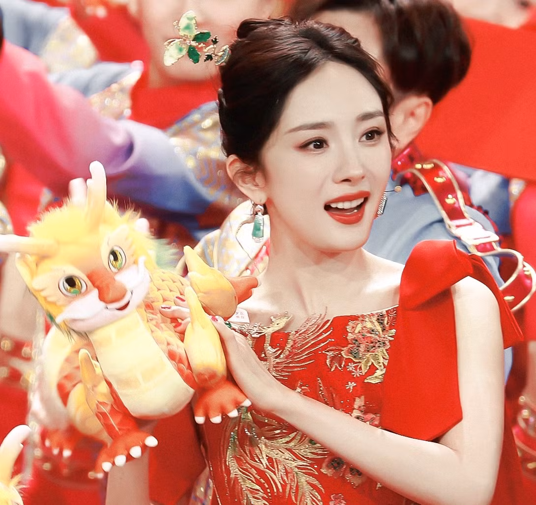 Dương Mịch cũng tham gia hai tiết mục Hãy để hạnh phúc bay lên và Cổ vũ rồng bay. Nữ diễn viên được khen ngợi có vẻ đẹp như AI ở tuổi 38.