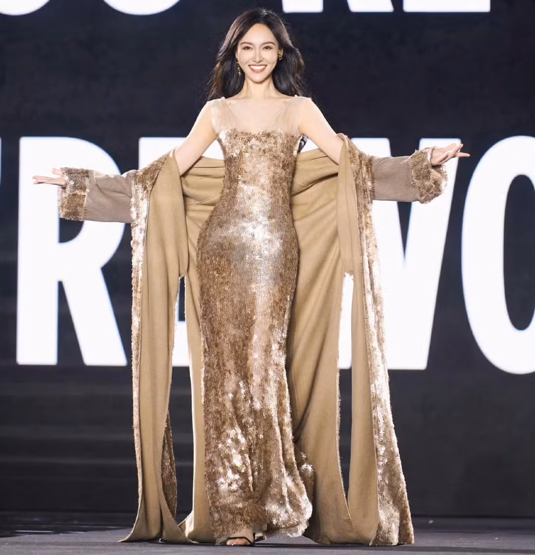 Ngày 25/9, Sina đưa tin Đường Yên làm khách mời trong show thời trang thuộc khuôn khổ Paris Fashion Week. Xuất hiện trên sân khấu với bộ váy vàng sang trọng, Đường Yên được nhận xét thần thái tự tin, trình diễn ổn.