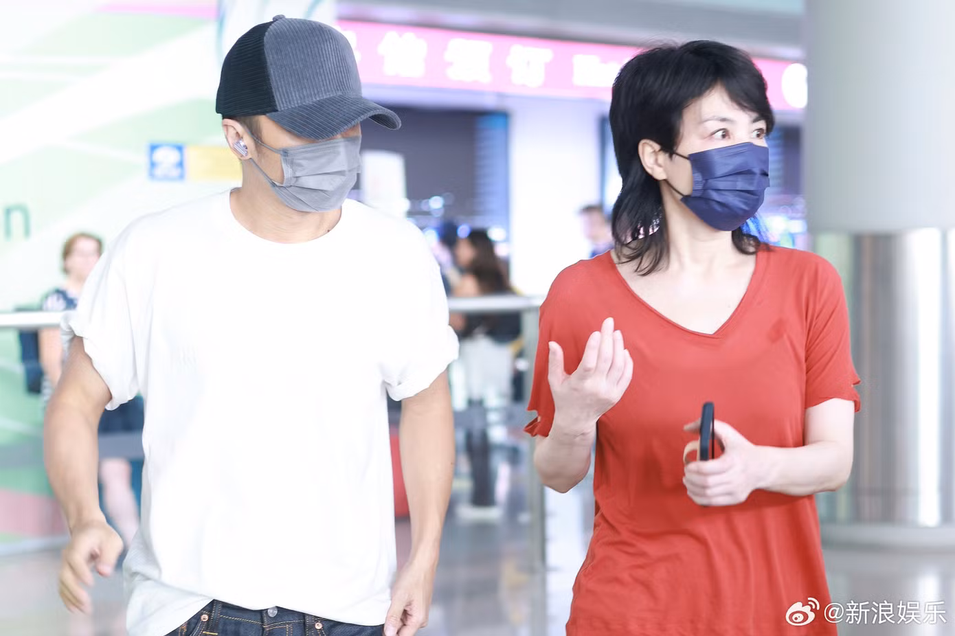 Vương Phi và Tạ Đình Phong hạnh phúc bên nhau bất chấp ý kiến của người hâm mộ.