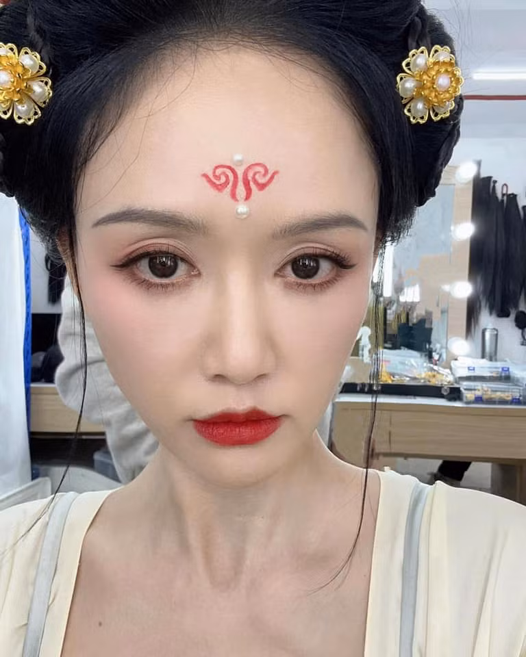 Nữ diễn viên níu kéo thanh xuân bằng loạt ảnh đã qua app làm đẹp.
