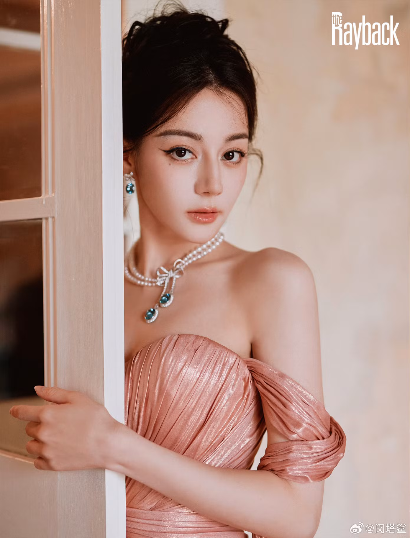 Hiện tại, Địch Lệ Nhiệt Ba có hai bộ phim đã hoàn thành là Lợi kiếm hoa hồng và Kiêu khởi thanh nhưỡng. Trong đó, phim chính kịch đề tài an ninh mạng Lợi kiếm hoa hồng không nhận được nhiều mong đợi. Trong trailer, Địch Lệ Nhiệt Ba vẫn đơ cứng như màn thể hiện đáng thất vọng ở Công tố tinh anh. Chỉ có hình tượng người bắt quỷ trong Kiêu khởi thanh nhưỡng gây tò mò với khán giả. Có thể thấy, tài nguyên thời trang, quảng cáo của Địch Lệ Nhiệt Ba đứng đầu giới giải trí, nhưng tài nguyên phim ảnh thì không bằng diễn viên hạng B. Đây là kết quả của việc diễn kém, thành tích bết bát trong nhiều năm.