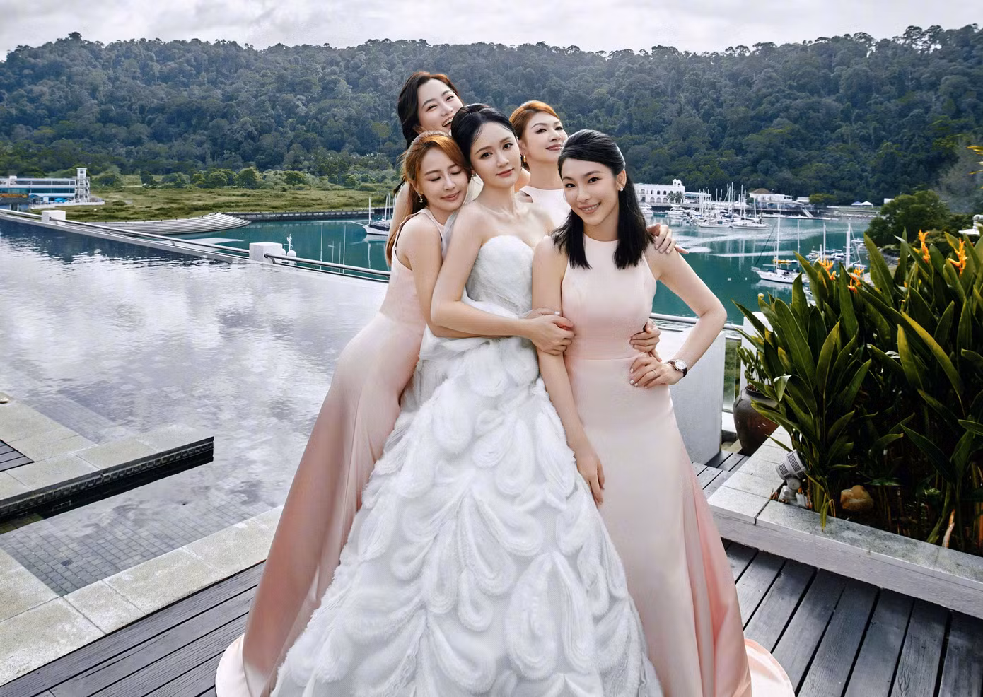 Đặc biệt, bạn thân của Trần Kiều Ân là MC Tạ Na không thể góp mặt nhưng đã mừng hạnh phúc của nữ diễn viên phong bao lì xì trị giá 66.000 NDT (hơn 9.400 USD). Đặc biệt, bạn thân của Trần Kiều Ân là MC Tạ Na không thể góp mặt nhưng đã mừng hạnh phúc của nữ diễn viên phong bao lì xì trị giá 66.000 NDT (hơn 9.400 USD).