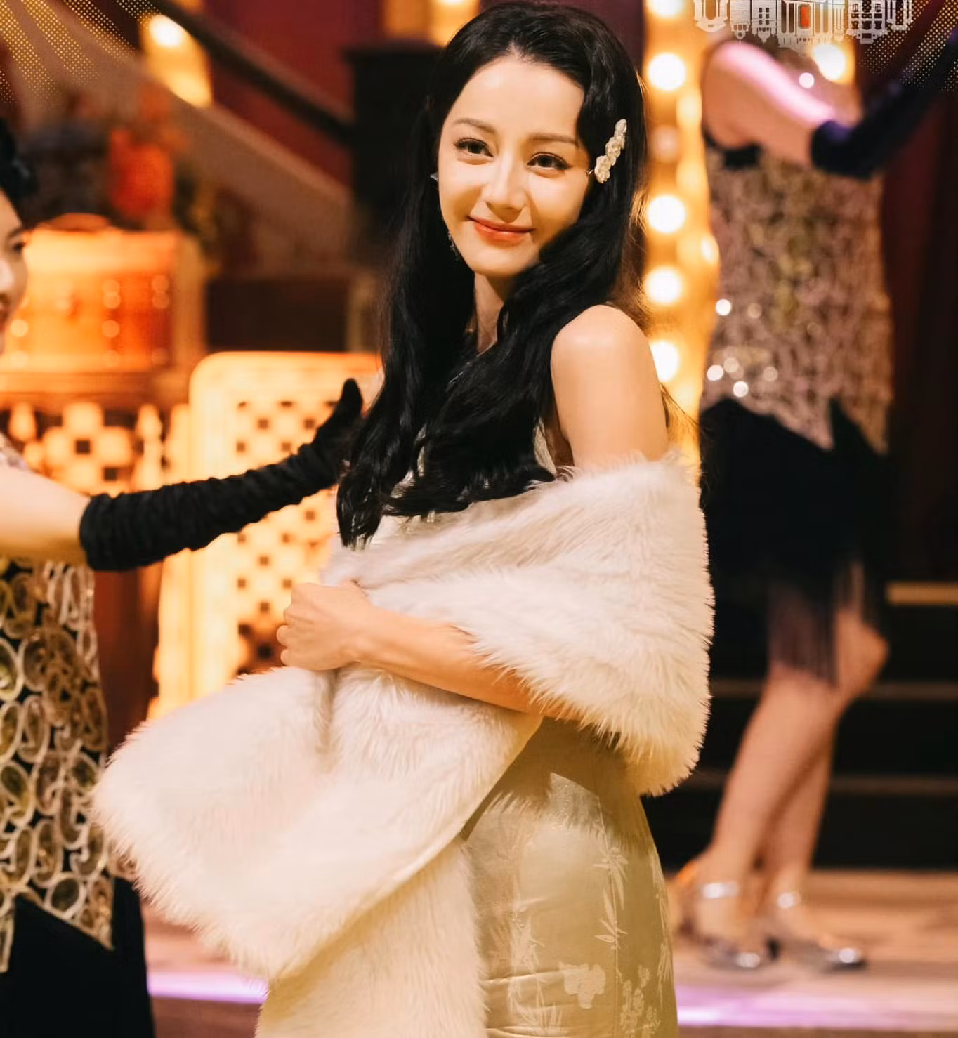Địch Lệ Nhiệt Ba thu hút khán giả nhờ khả năng tham gia chương trình giải trí. Tuy nhiên, diễn xuất của cô là điều đáng lo ngại.