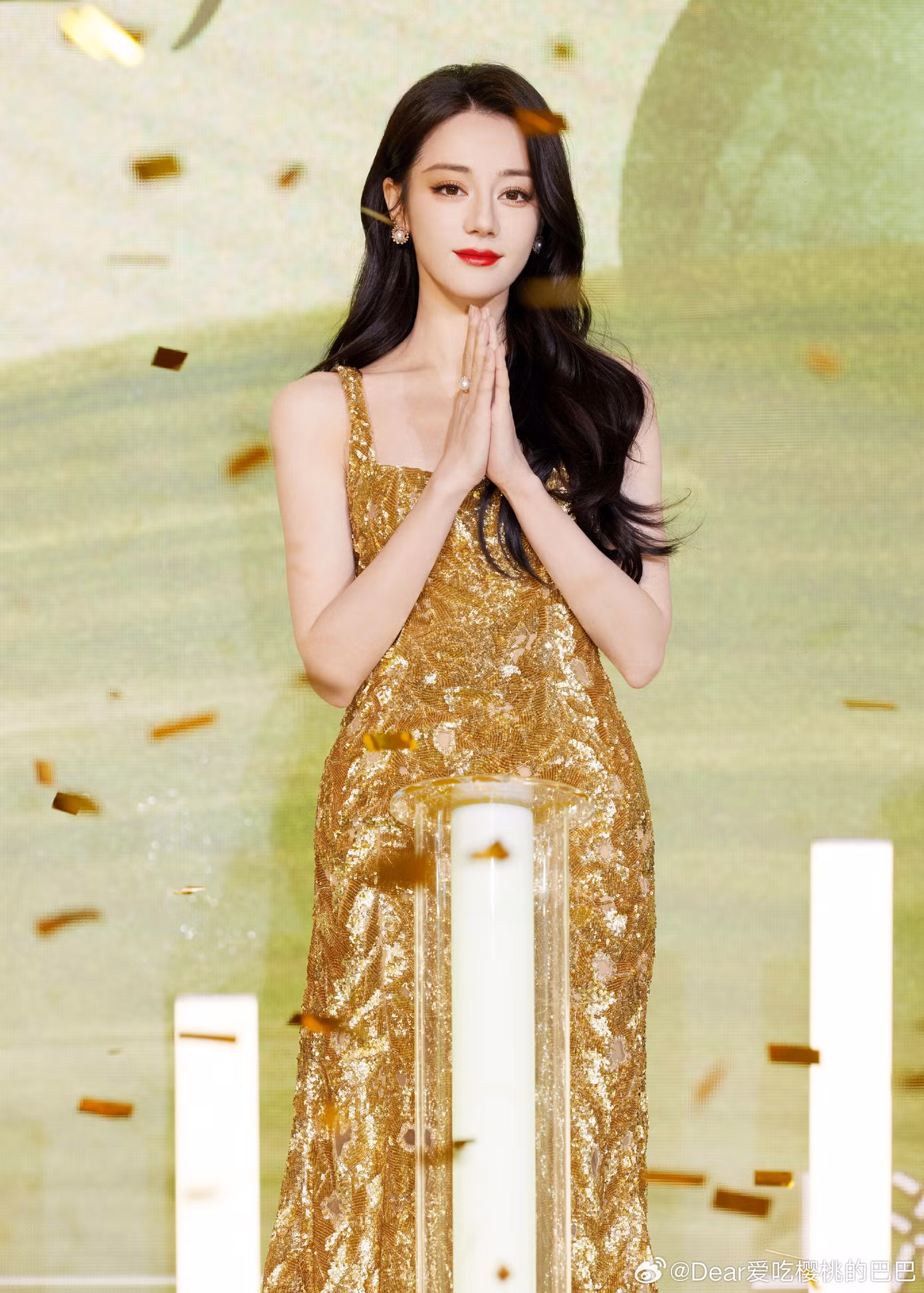 Ngày 27/1, Sohu đưa tin Địch Lệ Nhiệt Ba tham gia sự kiện thương mại của thương hiệu do cô làm người đại diện. Nữ diễn xuất xuất hiện xinh đẹp với chiếc váy haute couture xuân hè Rahul Mishra 2024. Bộ lễ phục đắt giá này vừa được ra mắt 4 ngày trước tại tuần lễ thời trang ở châu Âu, sau đó được vận chuyển bằng máy bay về cho Địch Lệ Nhiệt Ba. Mỹ nhân Tân Cương là nghệ sĩ đầu tiên trên thế giới diện thiết kế này.